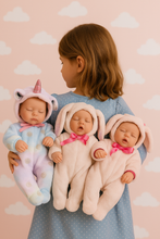 Cargar imagen en el visor de la galería, Muñecas Newborn con cobija y diadema ch, mediana y grande.