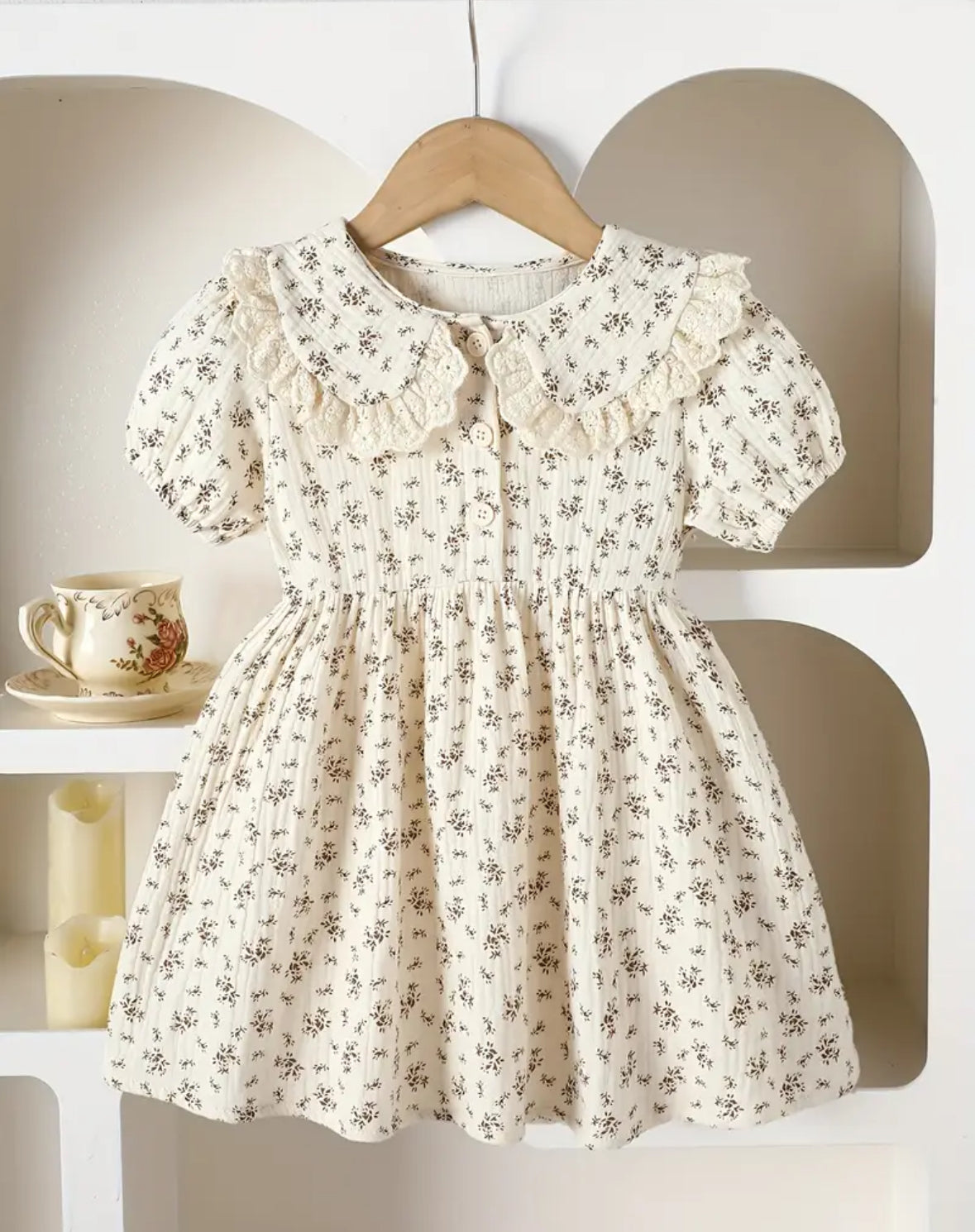 Vestido beige con flores