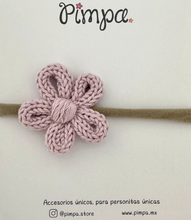 Cargar imagen en el visor de la galería, Emma - Bandita soft baby con flor tejida