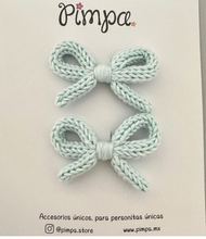 Cargar imagen en el visor de la galería, Micaela - par de moñitos tejidos en pinza