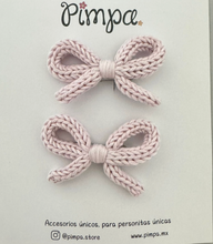 Cargar imagen en el visor de la galería, Micaela - par de moñitos tejidos en pinza