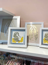 Cargar imagen en el visor de la galería, Maternidad Divina 7.5x7.5&quot; Flores - Oro / Blanco