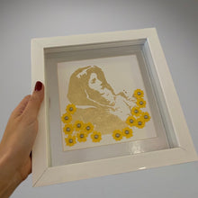 Cargar imagen en el visor de la galería, Maternidad Divina 7.5x7.5&quot; Flores - Oro / Blanco