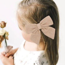 Cargar imagen en el visor de la galería, Par Hair Clips Nara
